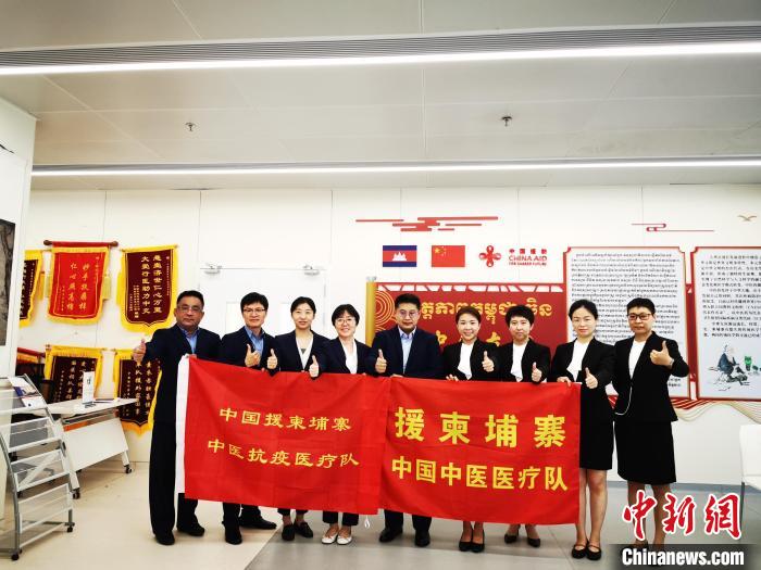 中国援柬中医抗疫医疗队与援柬中医医疗队交接。 钟毅 摄 中国援柬中医抗疫医疗队与援柬中医医疗队交接。 钟毅 摄