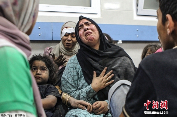 当地时间10月17日,以色列对加沙城发动空袭后,al-Shifa医院里受伤的巴勒斯坦人。 当地时间10月17日,以色列对加沙城发动空袭后,al-Shifa医院里受伤的巴勒斯坦人。