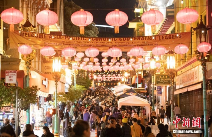当地时间11月10日,美国旧金山唐人街夜市人头攒动。亚太经合组织(APEC)第三十次领导人非正式会议将在旧金山举行,当地唐人街计划举办包括夜市在内的多场活动,以吸引与会者、游客和市民的光顾。<a target='_blank' data-cke-saved-href='/' href='/'>中新社</a>记者 刘关关 摄 当地时间11月10日,美国旧金山唐人街夜市人头攒动。亚太经合组织(APEC)第三十次领导人非正式会议将在旧金山举行,当地唐人街计划举办包括夜市在内的多场活动,以吸引与会者、游客和市民的光顾。<a target='_blank' data-cke-saved-href='/' href='/'>中新社</a>记者 刘关关 摄