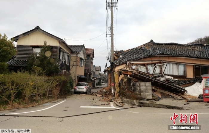当地时间2023年1月1日下午,日本石川县能登地区发生震度7(日本标准)的地震,轮岛市内一些建筑受损倒塌,部分路段路面出现断裂。日本气象厅向新潟、富山、石川各县发出海啸警报。东京也有明显震感。 当地时间2023年1月1日下午,日本石川县能登地区发生震度7(日本标准)的地震,轮岛市内一些建筑受损倒塌,部分路段路面出现断裂。日本气象厅向新潟、富山、石川各县发出海啸警报。东京也有明显震感。