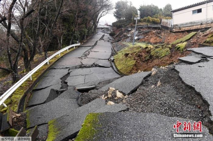当地时间1月6日,石川县穴水町通往穴水高中的道路因地震坍塌。 当地时间1月6日,石川县穴水町通往穴水高中的道路因地震坍塌。