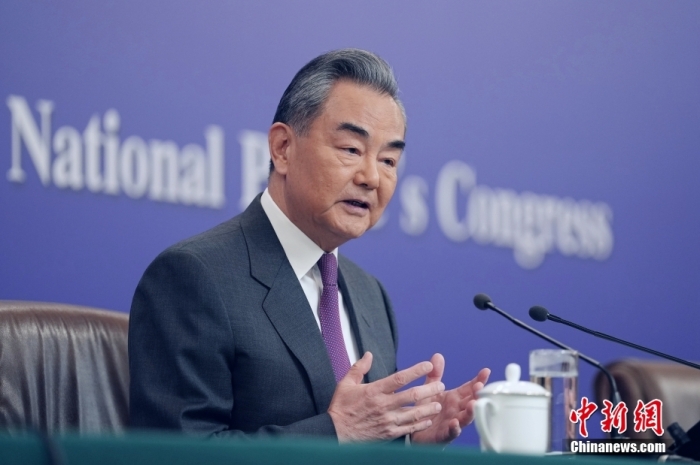 3月7日,十四届全国人大二次会议在北京举行记者会,中共中央政治局委员、外交部长王毅就中国外交政策和对外关系相关问题回答中外记者提问。<a target='_blank' data-cke-saved-href='/' href='/'>中新社</a>记者 崔楠 摄 3月7日,十四届全国人大二次会议在北京举行记者会,中共中央政治局委员、外交部长王毅就中国外交政策和对外关系相关问题回答中外记者提问。<a target='_blank' data-cke-saved-href='/' href='/'>中新社</a>记者 崔楠 摄