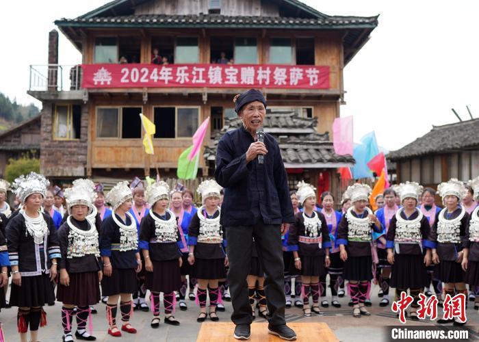 中国侨网3月24日,在广西桂林市龙胜各族自治县乐江镇宝赠村,当地侗族“寨老”正在进行“讲款”。韦吉阳 摄