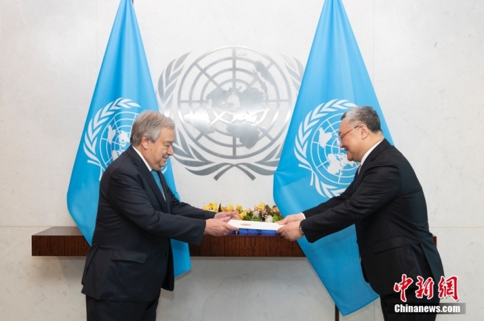 当地时间4月16日,中国新任常驻联合国代表、特命全权大使傅聪在纽约联合国总部向联合国秘书长古特雷斯递交了全权证书。<a target='_blank' data-cke-saved-href='/' href='/'>中新社</a>记者 廖攀 摄 当地时间4月16日,中国新任常驻联合国代表、特命全权大使傅聪在纽约联合国总部向联合国秘书长古特雷斯递交了全权证书。<a target='_blank' data-cke-saved-href='/' href='/'>中新社</a>记者 廖攀 摄