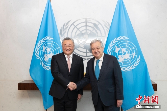 当地时间4月16日,中国新任常驻联合国代表、特命全权大使傅聪在纽约联合国总部向联合国秘书长古特雷斯递交了全权证书。<a target='_blank' data-cke-saved-href='/' href='/'>中新社</a>记者 廖攀 摄 当地时间4月16日,中国新任常驻联合国代表、特命全权大使傅聪在纽约联合国总部向联合国秘书长古特雷斯递交了全权证书。<a target='_blank' data-cke-saved-href='/' href='/'>中新社</a>记者 廖攀 摄