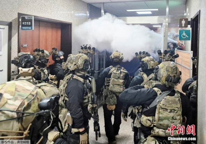 当地时间12月3日晚,韩国总统尹锡悦在首尔龙山总统府发表紧急谈话,发布紧急戒严令。4日凌晨,韩国国会召开全体会议,通过关于要求解除紧急戒严的决议案。戒严令发出后,韩国国会一度成为冲突焦点。图为韩国士兵向国会主楼前进。 当地时间12月3日晚,韩国总统尹锡悦在首尔龙山总统府发表紧急谈话,发布紧急戒严令。4日凌晨,韩国国会召开全体会议,通过关于要求解除紧急戒严的决议案。戒严令发出后,韩国国会一度成为冲突焦点。图为韩国士兵向国会主楼前进。