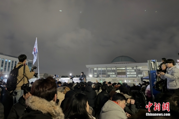 当地时间12月3日晚,韩国总统尹锡悦发布紧急戒严令。韩国国会4日凌晨召开全体会议,通过决议要求解除紧急戒严令。图为大批民众聚集在韩国国会门口。<a target='_blank' data-cke-saved-href='/' href='/'>中新社</a>记者 刘旭 摄 当地时间12月3日晚,韩国总统尹锡悦发布紧急戒严令。韩国国会4日凌晨召开全体会议,通过决议要求解除紧急戒严令。图为大批民众聚集在韩国国会门口。<a target='_blank' data-cke-saved-href='/' href='/'>中新社</a>记者 刘旭 摄