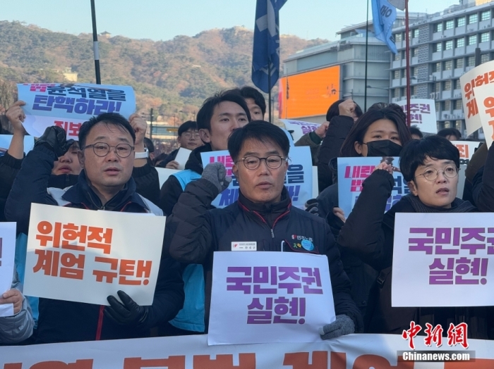 当地时间12月4日,韩国民众在光化门广场示威。图为示威现场。<a target='_blank' data-cke-saved-href='/' href='/'>中新社</a>记者 刘旭 摄 当地时间12月4日,韩国民众在光化门广场示威。图为示威现场。<a target='_blank' data-cke-saved-href='/' href='/'>中新社</a>记者 刘旭 摄