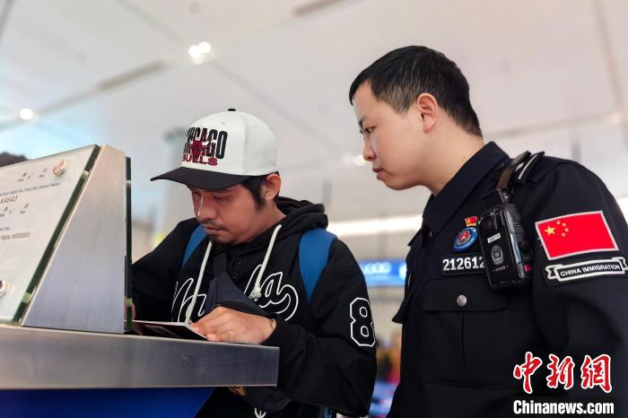 中国侨网4月1日,东方航空MU2010次航班降落宁波栎社国际机场,112名旅客从台湾抵达宁波。旅客中,有不少台胞希望赶在清明节前,携家人返乡祭祖扫墓。宁波机场边检站预计,今年清明节期间,港澳台居民、海外侨胞客流将迎来新的高峰。图为台胞登记信息。张家其 摄