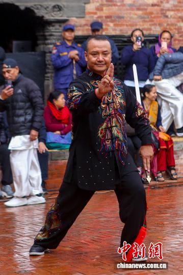 中国侨网当地时间3月21日，百余名尼泊尔太极拳爱好者齐聚加德满都谷地帕坦博物馆，庆祝首个“国际太极拳日”。本次活动由尼泊尔中国文化中心、阿尼哥协会和尼泊尔太极拳联合会联合举办。2025年11月，联合国教科文组织大会第43届会议通过决议，将每年3月21日设为“国际太极拳日”。这也是联合国系统首个以武术项目命名的国际日。图为尼泊尔太极拳联合会秘书长兼教练马查·拉特纳·马哈尔詹（Macha Ratna Maharjan）表演太极剑。中新社发 普拉丹 摄