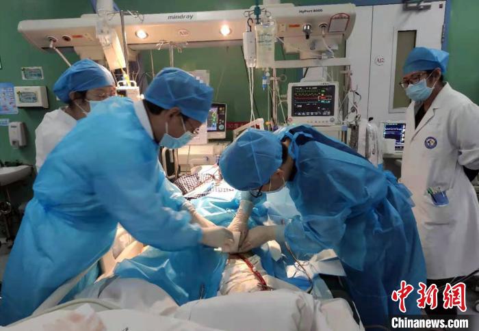 医护人员对患者进行抢救。航天中心医院 供图 医护人员对患者进行抢救。航天中心医院 供图