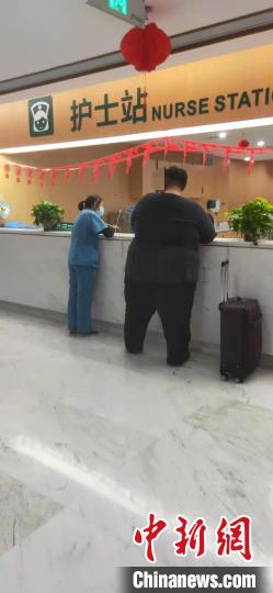 大明在办理入院。 成都市第五人民医院供图 大明在办理入院。 成都市第五人民医院供图